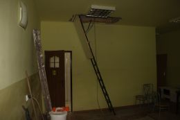 Budynek Świetlicy Wiejskiej we Wrzasku w trakcie termomodernizacji