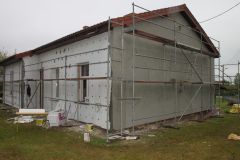 Budynek Świetlicy Wiejskiej w Woli Błędowej w trakcie termomodernizacji