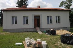 Budynek Świetlicy Wiejskiej w Woli Błędowej w trakcie termomodernizacji