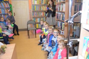 Lekcja biblioteczna, w zajęciach wzięły udział dzieci z Przedszkola Sióstr Służebniczek