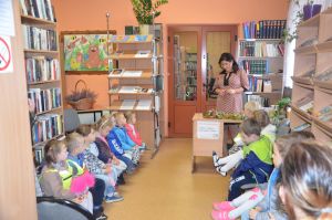 Lekcja biblioteczna, w zajęciach wzięły udział dzieci z Przedszkola Sióstr Służebniczek