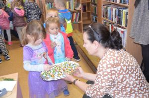 Lekcja biblioteczna, w zajęciach wzięły udział dzieci z Przedszkola Sióstr Służebniczek