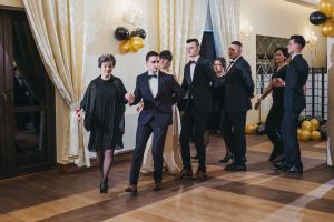 Studniówka uczniów Zespołu Szkół Nr 1 w Bratoszewicach odbyła się w sali balowej "U Rejenta" w Głownie.