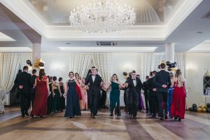 Studniówka uczniów Zespołu Szkół Nr 1 w Bratoszewicach odbyła się w sali balowej "U Rejenta" w Głownie.