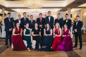 Studniówka uczniów Zespołu Szkół Nr 1 w Bratoszewicach odbyła się w sali balowej "U Rejenta" w Głownie.