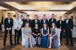 Studniówka uczniów Zespołu Szkół Nr 1 w Bratoszewicach odbyła się w sali balowej "U Rejenta" w Głownie.