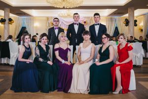 Studniówka uczniów Zespołu Szkół Nr 1 w Bratoszewicach odbyła się w sali balowej "U Rejenta" w Głownie.