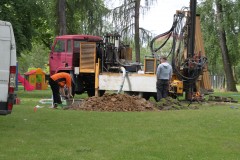 Budynek szkoły Podstawowej w Niesułkowie w trakcie termomodernizacji