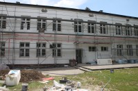Budynek szkoły Podstawowej w Niesułkowie w trakcie termomodernizacji