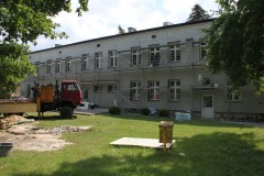 Budynek szkoły Podstawowej w Niesułkowie w trakcie termomodernizacji