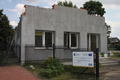 Budynek Szkoły Podstawowej nr 1 w Strykowie w trakcie termomodernizacji