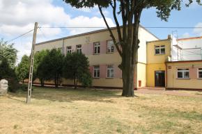 Budynek Szkoły Podstawowej w Bratoszewicach w trakcie...