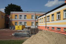 Budynek Szkoły Podstawowej w Bratoszewicach w trakcie termomodernizacji