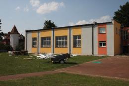 Budynek Szkoły Podstawowej w Bratoszewicach w trakcie termomodernizacji