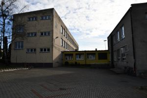 Budynek Szkoły Podstawowej nr 2 w Strykowie przed...