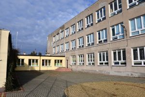 Budynek Szkoły Podstawowej nr 2 w Strykowie przed termomodernizacją
