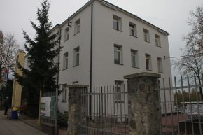 Budynek Urzędu Miejskiego w Strykowie w trakcie termomodernizacji