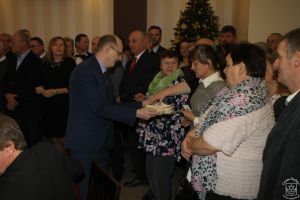 Wigilia Samorządowców 2018 - zdjęcie przedstawia strykowskich samorządowców, burmistrza, radnych, sołtysów podczas wigilii.