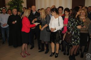 Wigilia Samorządowców 2018 - zdjęcie przedstawia strykowskich samorządowców, burmistrza, radnych, sołtysów podczas wigilii.