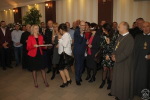 Wigilia Samorządowców 2018 - zdjęcie przedstawia strykowskich samorządowców, burmistrza, radnych, sołtysów podczas wigilii.