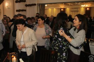 Wigilia Samorządowców 2018 - zdjęcie przedstawia strykowskich samorządowców, burmistrza, radnych, sołtysów podczas wigilii.