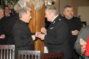 Wigilia Samorządowców 2018 - zdjęcie przedstawia strykowskich samorządowców, burmistrza, radnych, sołtysów podczas wigilii.