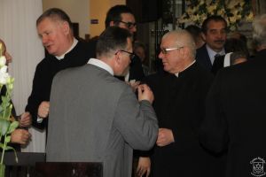 Wigilia Samorządowców 2018 - zdjęcie przedstawia strykowskich samorządowców, burmistrza, radnych, sołtysów podczas wigilii.