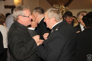 Wigilia Samorządowców 2018 - zdjęcie przedstawia strykowskich samorządowców, burmistrza, radnych, sołtysów podczas wigilii.