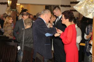 Wigilia Samorządowców 2018 - zdjęcie przedstawia strykowskich samorządowców, burmistrza, radnych, sołtysów podczas wigilii.