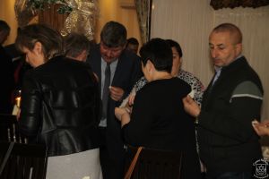 Wigilia Samorządowców 2018 - zdjęcie przedstawia strykowskich samorządowców, burmistrza, radnych, sołtysów podczas wigilii.