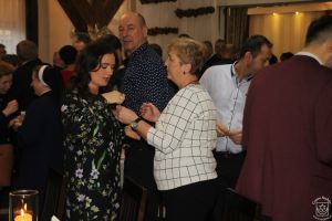 Wigilia Samorządowców 2018 - zdjęcie przedstawia strykowskich samorządowców, burmistrza, radnych, sołtysów podczas wigilii.