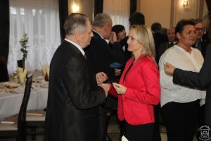 Wigilia Samorządowców 2018 - zdjęcie przedstawia strykowskich samorządowców, burmistrza, radnych, sołtysów podczas wigilii.