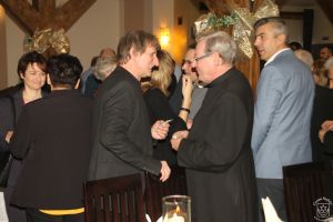 Wigilia Samorządowców 2018 - zdjęcie przedstawia strykowskich samorządowców, burmistrza, radnych, sołtysów podczas wigilii.