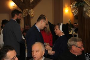 Wigilia Samorządowców 2018 - zdjęcie przedstawia strykowskich samorządowców, burmistrza, radnych, sołtysów podczas wigilii.