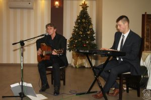 Wigilia Samorządowców 2018 - zdjęcie przedstawia strykowskich samorządowców, burmistrza, radnych, sołtysów podczas wigilii.