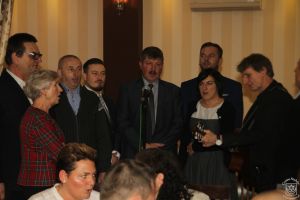 Wigilia Samorządowców 2018 - zdjęcie przedstawia strykowskich samorządowców, burmistrza, radnych, sołtysów podczas wigilii.