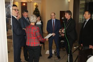 Wigilia Samorządowców 2018 - zdjęcie przedstawia strykowskich samorządowców, burmistrza, radnych, sołtysów podczas wigilii.