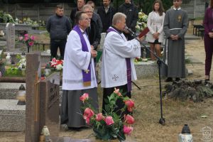 Zdjęcie przedstawia uczestników uroczystości 17 wrzesnia w Strykowie