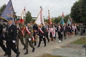 Zdjęcie przedstawia uczestników uroczystości 17 wrzesnia w Strykowie