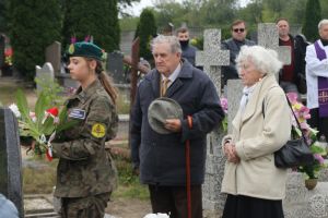 Zdjęcie przedstawia uczestników uroczystości 17 wrzesnia w Strykowie