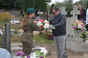 Zdjęcie przedstawia uczestników uroczystości 17 wrzesnia w Strykowie