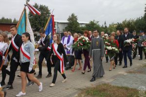 Zdjęcie przedstawia uczestników uroczystości 17 wrzesnia w Strykowie