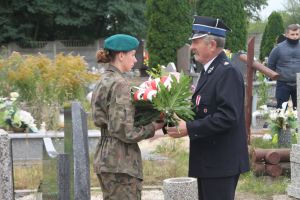 Zdjęcie przedstawia uczestników uroczystości 17 wrzesnia w Strykowie