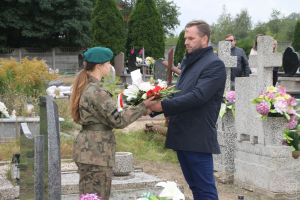 Zdjęcie przedstawia uczestników uroczystości 17 wrzesnia w Strykowie