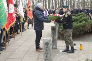 Zdjęcie przedstawia uczestników uroczystości Bitwa pod Dobrą stoczonej 24 lutego 1863 roku podczas powstania styczniowego -...