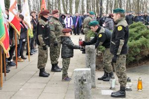 Składanie kwiatów pod pomnikiem w Dobrej