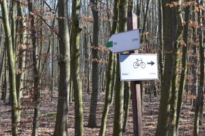 Tabliczki kierunkowe szlaków PKWŁ na terenie Gminy Stryków