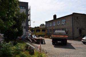 Budynek Szkoły Podstawowej nr 2 w Strykowie w trakcie...