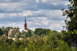 Kościół pw. św. Jana Chrzciciela w Dobrej z perspektywy pól