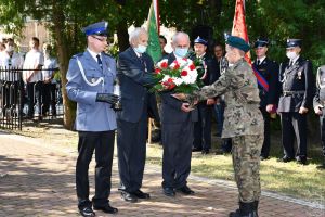 81. Rocznica Bitwy nad Bzurą - składanie kwiatów pod pomnikiem